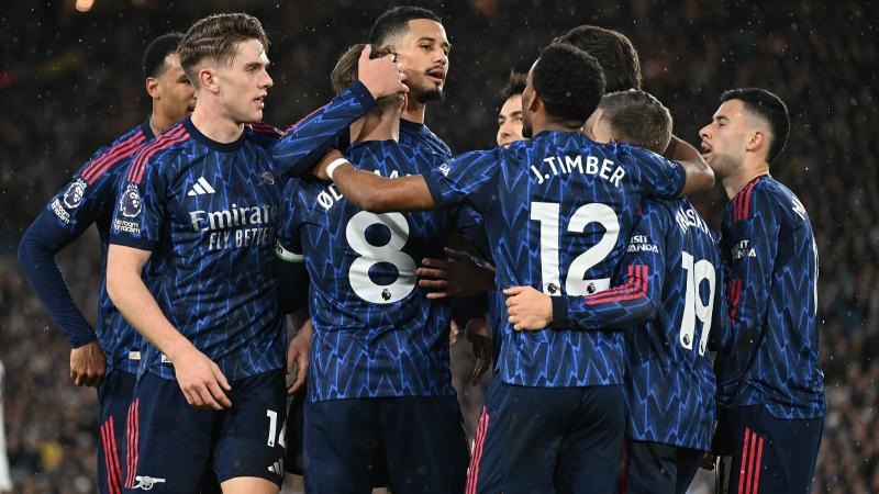 首钢“老队长”陈磊助阵民间篮球赛 与球员交流切磋